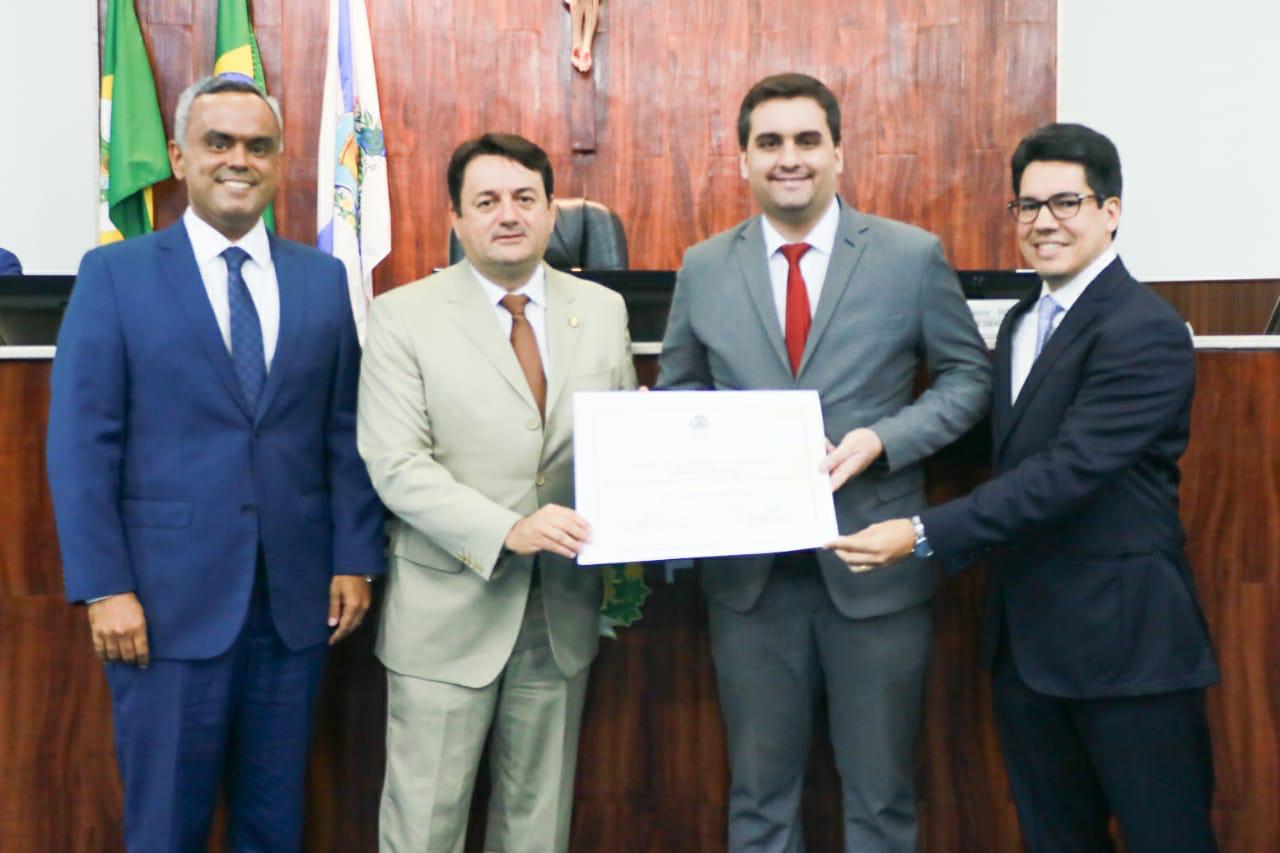 Assessor jurídico da Secitece é homenageado em solenidade pelos 30 anos da ESA-CE